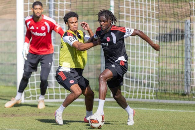 Eintracht Frankfurt practice: Malik Pimpong (Eintracht Frankfurt, 35) against Lilian Brassier (Eintracht Frankfurt, 3), with goalkeeper Kaua Santos (Eintracht Frankfurt, 40) in the background on the left. Eintracht Frankfurt practice on September 22, 2026, at Deutsche Bank Park in Frankfurt am Main, Frankfurt am Main, Hesse, Germany. Deutsche Bank Park