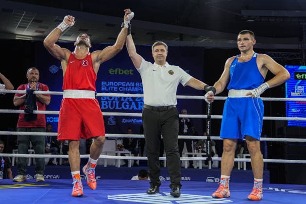 2026 European Boxing Championships in Bulgaria SOFIA, BULGARIA - SEPTEMBER 22: Emrah Yasar (red) of Turkiye celebrates after being declared the winner following his bout against Moldova s Landrei Zaplitnii (blue) in the men s 90kg category during the 2026 European Boxing Championships at Asics Arena in Sofia, Bulgaria, on September 22, 2026. Osmancan Gurdogan Anadolu Sofia Bulgaria. Editorial use only. Please get in touch for any other usage.  Copyright: x2026xAnadoluxOsmancanxGurdoganx