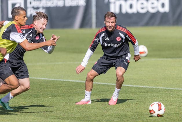 Training: Eintracht Frankfurt s Mario Götze (27) battles for the ball on the left against Timothy Chandler (22) and Niko Ilicevic (Eintracht Frankfurt U21) during Eintracht Frankfurt s training session on September 22, 2026, at Deutsche Bank Park in Frankfurt am Main, Frankfurt am Main, Hesse, Germany; Deutsche Bank Park