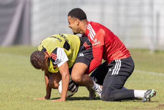 Eintracht Frankfurt training: Timothy Chandler (Eintracht Frankfurt, 22) refuses to give the ball to goalkeeper Noah Atubolu (Eintracht Frankfurt, 1) during Eintracht Frankfurt s training session on September 22, 2026, at Deutsche Bank Park in Frankfurt am Main, Frankfurt am Main, Hesse, Germany; Deutsche Bank Park