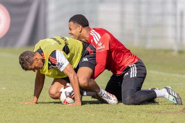 Eintracht Frankfurt Training: Timothy Chandler (Eintracht Frankfurt, 22) refuses to give the ball to goalkeeper Noah Atubolu (Eintracht Frankfurt, 1) during Eintracht Frankfurt’s training session on September 22, 2026, at Deutsche Bank Park in Frankfurt am Main, Frankfurt am Main, Hesse, Germany; Deutsche Bank Park