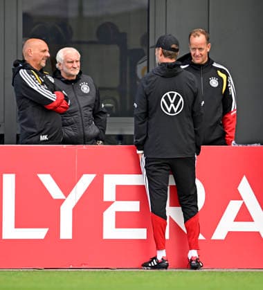September 22, 2026, DFB German National Soccer Team, training camp in Herzogenaurach, at the ADIDAS headquarters, ahead of the UEFA Nations League matches, national team training session in front of the press; Rudi Völler, Germany, with coach Jürgen Klopp, Germany