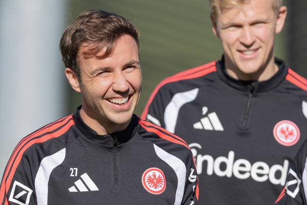 Eintracht Frankfurt Training: Mario Götze (Eintracht Frankfurt, 27); behind him, Jonathan Burkardt (Jonny Burkardt, Eintracht Frankfurt, 9). Eintracht Frankfurt training session on September 22, 2026, at Deutsche Bank Park in Frankfurt am Main, Frankfurt am Main, Hesse, Germany. Deutsche Bank Park