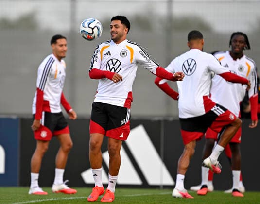 September 22, 2026, DFB German National Soccer Team, training camp in Herzogenaurach, at the ADIDAS headquarters, ahead of the UEFA Nations League matches, national team training session in front of the press; Nadiem Amiri, Germany on the Ball
