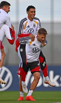 September 22, 2026, German National Soccer Team (DFB), training camp in Herzogenaurach, at the ADIDAS headquarters, ahead of the UEFA Nations League matches, national team training session in front of the press; Joshua Kimmich of Germany carries Jamal Musiala of Germany on his back
