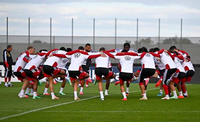 September 22, 2026, German National Soccer Team (DFB), training camp in Herzogenaurach, at the ADIDAS headquarters, ahead of the UEFA Nations League matches, national team training session in front of the press. The players are holding onto each other.