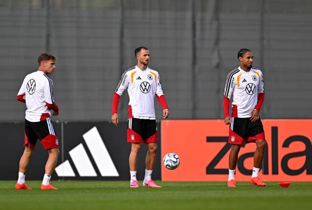 September 22, 2026, German National Soccer Team (DFB), training camp in Herzogenaurach, at the ADIDAS headquarters, ahead of the UEFA Nations League matches; national team training session in front of the press (from left): Joshua Kimmich (Germany), Max Rosenfelder (Germany), and Kevin Schade (Germany)