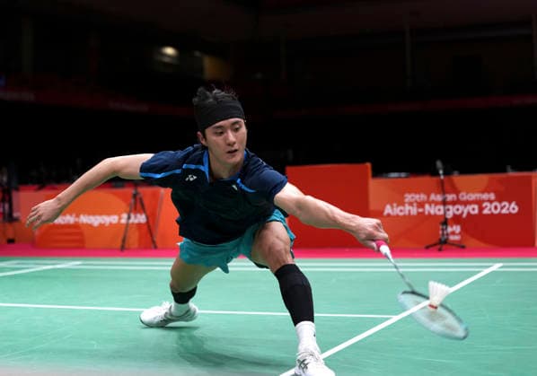 (260922) -- ICHINOMIYA, Sept. 22, 2026 -- Choi Ji Hoon of team South Korea hits a return against Weng Hongyang of team China during the badminton men s team quarterfinals between China and South Korea at the 20th Asian Games Aichi-Nagoya 2026 in Ichinomiya, Japan, Sept. 22, 2026. ) (SP)JAPAN-ICHINOMIYA-ASIAN GAMES-BADMINTON-MEN S TEAM-CHN VS KOR LixBo 
