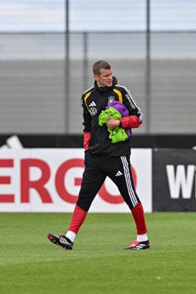DFB Media Activities, September 22, 2026 HERZOGENAURACH, GERMANY September 22: Pictured: Assistant Coach Sven BENDER at the national team s first training session under Jürgen KLOPP at the Adidas training facility in Herzogenaurach Copyright: xBEAUTIFULxSPORTS Goldbergx