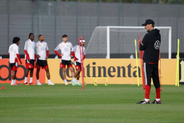 Pictured: National team coach Juergen Klopp watches his team during training on September 22, 2026, Media training session for the German national team with Juergen Klopp, Germany, Herzogenaurach, Media Center, DFL REGULATIONS PROHIBIT ANY USE OF PHOTOGRAPHS AS IMAGE SEQUENCES AND OR QUASI-VIDEO Copyright: HMBxMedia xJulienxBecker