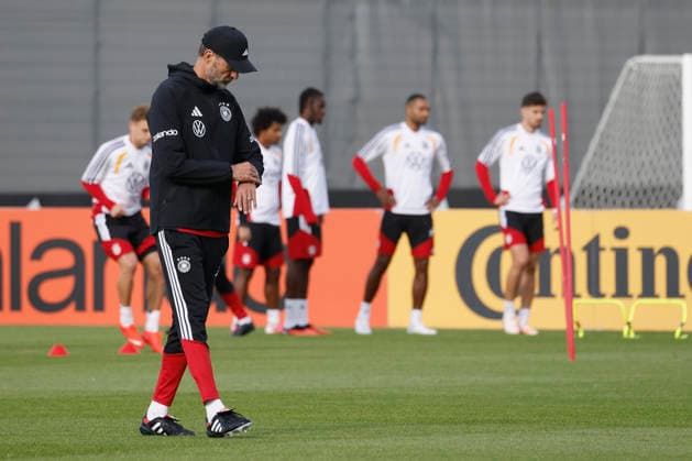 Pictured: National Team Coach Juergen Klopp glances at his watch, September 22, 2026, Media training session for the German national team with Jürgen Klopp, Germany, Herzogenaurach, Media Center. DFL regulations prohibit any use of photographs as image sequences and or quasi-video. Copyright: HMBxMedia xJulienxBecker