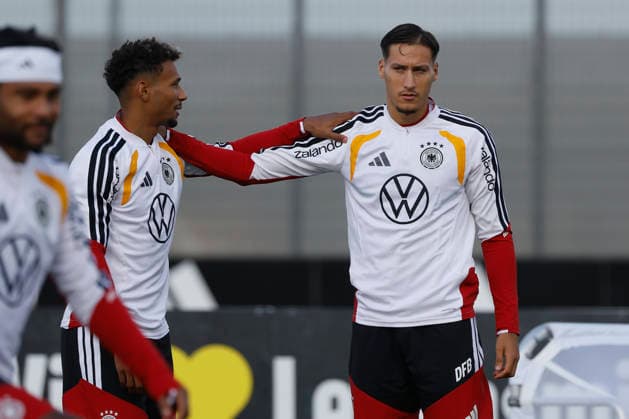 Pictured from left: Bambase Conte and Younes Ebnoutalib, September 22, 2026, Media training session for the German national team with Jürgen Klopp, Germany, Herzogenaurach, Media Center. DFL REGULATIONS PROHIBIT ANY USE OF PHOTOGRAPHS AS IMAGE SEQUENCES AND OR QUASI-VIDEO Copyright: HMBxMedia xJulienxBecker