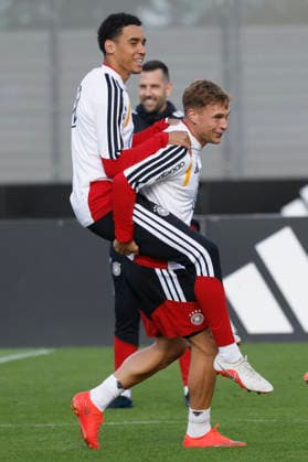 Pictured from left: Jamal Musiala and Joshua Kimmich are clearly having fun during training on September 22, 2026, German national team media training session with Jürgen Klopp, Germany, Herzogenaurach, Media Center. DFL REGULATIONS PROHIBIT ANY USE OF PHOTOGRAPHS AS IMAGE SEQUENCES AND OR QUASI-VIDEO Copyright: HMBxMedia xJulienxBecker