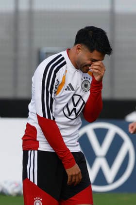 Pictured: Nadiem Amiri clearly enjoying himself during training on September 22, 2026, German national team media training session with Jürgen Klopp, Germany, Herzogenaurach, Media Center, DFL REGULATIONS PROHIBIT ANY USE OF PHOTOGRAPHS AS IMAGE SEQUENCES AND OR QUASI-VIDEO Copyright: HMBxMedia xJulienxBecker