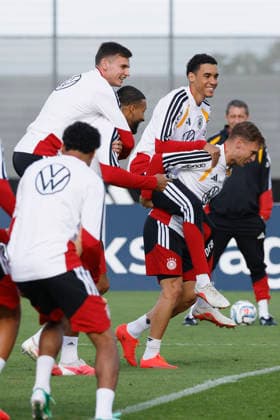 Pictured from left: Yannik Engelhardt, Josha Vagnoman, Jamal Musiala, and Joshua Kimmich are clearly having fun during training on September 22, 2026, German national team media training session with Jürgen Klopp, Germany, Herzogenaurach, Media Center. DFL REGULATIONS PROHIBIT ANY USE OF PHOTOGRAPHS AS IMAGE SEQUENCES AND OR QUASI-VIDEO Copyright: HMBxMedia xJulienxBecker