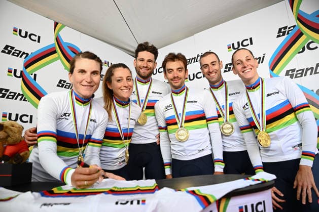 2026 UCI Road World Championships Picture by Simon Wilkinson SWpix.com - 22 09 2026 - Cycling - 2026 UCI Road World Championships - MontrÃ al, Canada - Team Time Trial Mixed Relay Podium - Mattia Cattaneo (Italy), Filippo Ganna (Italy), Matteo Sobrero (Italy), Vittoria Guazzini (Italy), Elisa Longo Borghini (Italy), Monica Trinca Colonel (Italy) sign the Santini World Champions Jersey MontrÃ al Avenue du Parc Canada Copyright: x xSWpix.comx(t axPhotographyxHubxLtd)xSimonxWilkinson SWpix.comx SWP-3521-1340