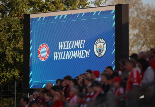 Soccer, Women s Champions League, 2026–2027 season, FC Bayern Munich vs. Manchester City, Matchday 1, Sportpark Unterhaching. Here is the scoreboard with the words Welcome and the two club logos.