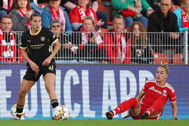 Football Women Uefa Champions League 2026 - 2027 Bayern Munchen vs Manchster City Wamser Carlotta of Manchester City ( L ) and Gwinn Giulia of Bayern Munich ( R ) fight for the ball during the Women Uefa Champions League 2026 - 2027 football match between Bayern Munchen and Manchester City at Sportpark Stadium in Unterhaching , Bayern , Germany . September 22th , 2026 Copyright: xDavidexEliasx