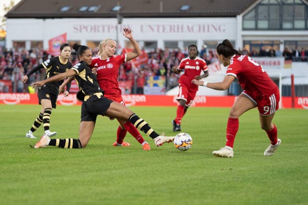 Jade Rose (4, Manchester) and Pernille Harder (21, Bayern) in action during the UEFA Women s Champions League match between FC Bayern Munich and Manchester City on September 22, 2026, at uhlsport PARK in Unterhaching, Bavaria, Germany