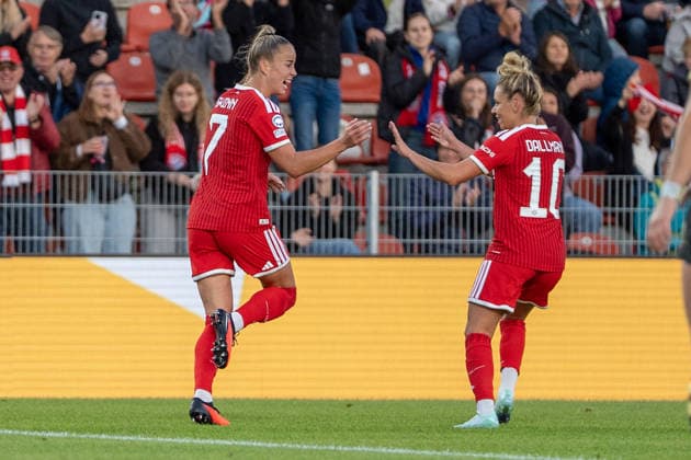 Giulia Gwinn (7, FC Bayern) and Linda Dallmann (10, FC Bayern) celebrate the 1-0 goal during the UEFA Women s Champions League match between FC Bayern Munich and Manchester City on September 22, 2026, at uhlsport PARK in Unterhaching, Bavaria, Germany.