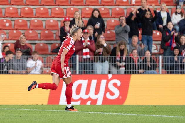 Giulia Gwinn 7: FC Bayern celebrates the goal that made it 1–0 in the UEFA Women s Champions League match between FC Bayern Munich and Manchester City on September 22, 2026, at the uhlsport PARK in Unterhaching, Bavaria, Germany