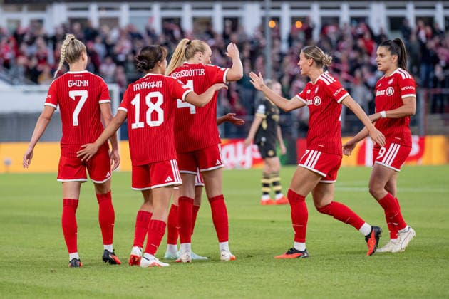 The Munich women celebrate with Giulia Gwinn of FC Bayern Munich Women, 07, after her goal to make it 1–0 GER, FC Bayern Munich Women vs. Manchester City WFC, UEFA Women’s Champions League, group stage, Matchday 1, 2026–2027 season, September 22, 2026 DFL DFB regulations prohibit any use of photographs as image sequences and or quasi-video. Photo: HMB Media, Heike Feiner Copyright: HMBxMedia HeikexFeiner