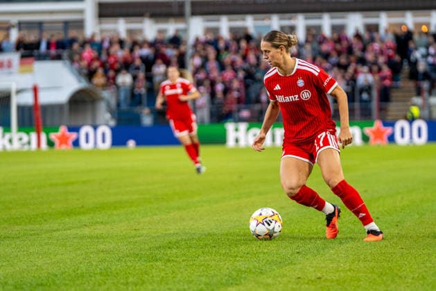 Klara Bühl 17 FC Bayern in action during the UEFA Women s Champions League match between FC Bayern Munich and Manchester City on September 22, 2026, at uhlsport PARK in Unterhaching, Bavaria, Germany