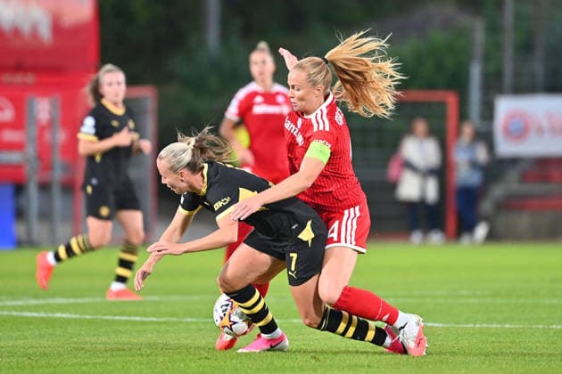 Glodis Perla VIGGOSDOTTIR (FCB), in action, in a tackle against Beth MEAD (Manchester City) in the Women s Champions League, group stage match between FC Bayern Munich and Manchester City on September 22, 2026, at Sportpark Unterhaching