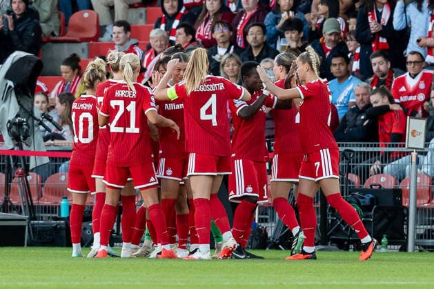 Bayern Munich women s players high-fiving before the start of the match GER, FC Bayern Munich Women vs. Manchester City WFC, UEFA Women s Champions League, group stage, Matchday 1, 2026–2027 season, September 22, 2026 DFL DFB REGULATIONS PROHIBIT ANY USE OF PHOTOGRAPHS as IMAGE SEQUENCES and or QUASI-VIDEO Photo: HMB Media Franz Feiner Copyright: HMBxMedia FranzxFeiner