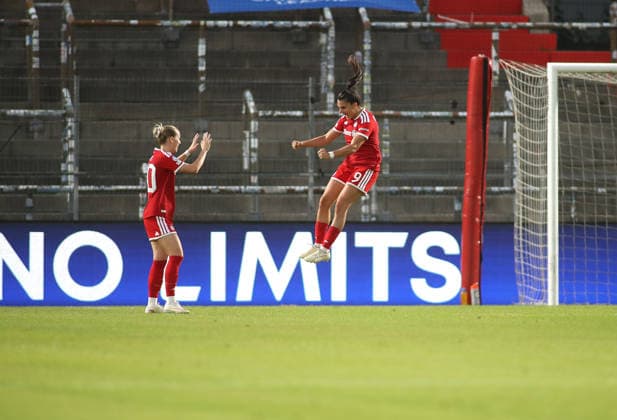Soccer, Women s Champions League, 2026–2027 season, FC Bayern Munich vs. Manchester City, Matchday 1, Sportpark Unterhaching—2–0 thanks to an own goal by Kerstin Casparij (Manchester City); here, Franziska Kett (FC Bayern Munich, left) celebrates, and Jovana Damnjanovic (FC Bayern Munich, right) jumps in the air—goal
