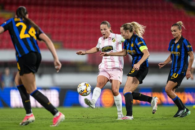 September 22, 2026: Anna Anvegard of Häcken and Irene Santi during the Women’s Champions League soccer match between Inter and Häcken on September 22, 2026 in Monza. Photo by Carl Sandin, BILDBYRAN, code CS CS0982: soccer, football, UEFA Women’s Champions League, Inter, Häcken, women’s soccer, BBENG  Copyright: CARLxSANDIN BB260922CS067