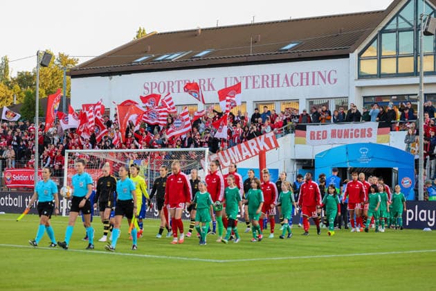 The players take the field at Sportpark Unterhaching, GER, FC Bayern Munich vs. Manchester City, Soccer, UEFA Women s Champions League, Group Stage, Matchday 1, 2026–2027 Season, September 22, 2026, December 17, 2026, GER, FC Bayern Munich vs. Manchester City, Soccer, UEFA Women’s Champions League, Group Stage, Matchday 1, 2026–2027 Season, September 22, 2026, Unterhaching Copyright: xEibner-Pressefoto JennixMaulx EP_JML