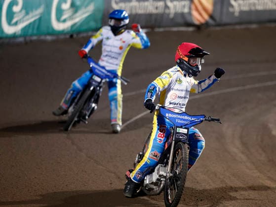 VÄSTERVIK, SWEDEN 20260922 Västervik’s Jacob Thorssell and Grzegorz Zangota clench their fists after a five-way finish in heat six during Tuesday’s decisive Swedish Speedway Championship final between Västervik and Dackarna at Hejla Arena in Västervik VÄSTERVIK SWEDEN x60160x  Copyright: xStefanxJerrevang TTx SPEEDWAY SM FINAL VÄSTERVIK-DACKARNA
