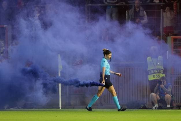 Referee Clears Smoke Bomb at Women s Soccer Match: Munich vs. Manchester, Women s Champions League, FC Bayern Munich vs. Manchester City, Group Stage, 2026–2027 Season, on September 22, 2026, in Unterhaching, SPORT PARK UNTERHACHING, Germany. Source: Copyright Credit Oryk HAIST xFRAUENFUSSBALL-BAYERN-MANCHESTERx