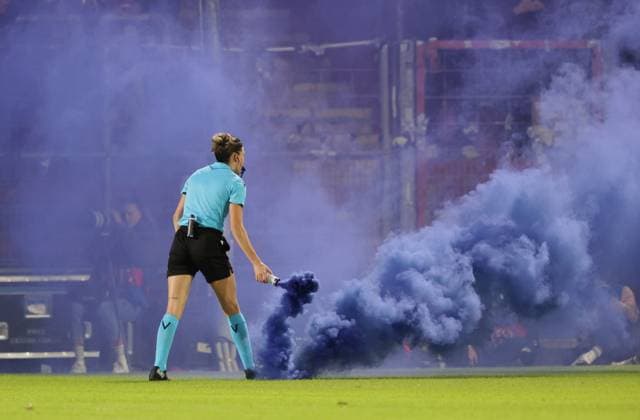 Referee Clears Smoke Bomb During Women s Soccer Match Between Munich and Manchester in the Women s Champions League, FC Bayern Munich vs. Manchester City, Group Stage of the 2026–2027 Season, on September 22, 2026, in Unterhaching, SPORT PARK UNTERHACHING, Germany. Source: Copyright Credit Oryk HAIST xFRAUENFUSSBALL-BAYERN-MANCHESTERx