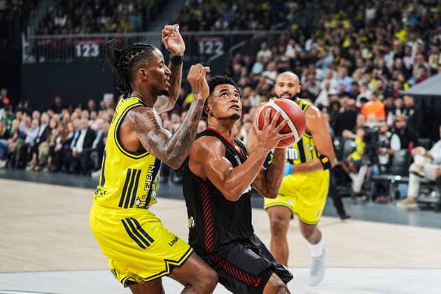 Fenerbahce Tarfin v Besiktas - Turkish Basketball Presidential Cup Final ISTANBUL, TURKIYE - SEPTEMBER 22: Fenerbahce Tarfin’s Will Clyburn (L) competes with Besiktas’ Devon Durrell Dotson (R) during the 39th Presidential Cup basketball match at Sinan Erdem Dome in Istanbul, Turkiye, on September 22, 2026. Cemal Yurttas Anadolu Istanbul Turkey. Editorial use only. Please get in touch for any other usage.  Copyright: x2026xAnadoluxCemalxYurttasx