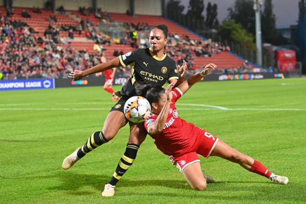 Jovana DAMNJANOVIC (FCB), Action, Tackle against Jade ROSE (Manchester City), Women s Champions League, Group Stage: FC Bayern Munich vs. Manchester City on September 22, 2026, at Sportpark Unterhaching