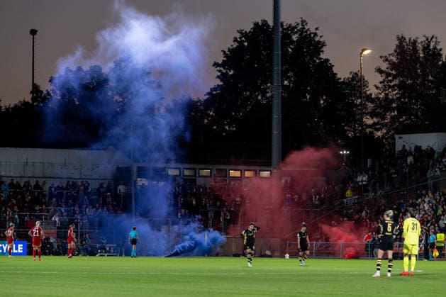 Red and blue pyrotechnics in the GER home section, FC Bayern Munich Women vs. Manchester City WFC, UEFA Women’s Champions League, group stage, Matchday 1, 2026–2027 season, September 22, 2026 DFL DFB REGULATIONS PROHIBIT ANY USE OF PHOTOGRAPHS as IMAGE SEQUENCES and or QUASI-VIDEO Photo: HMB Media, Franz Feiner Copyright: HMBxMedia FranzxFeiner