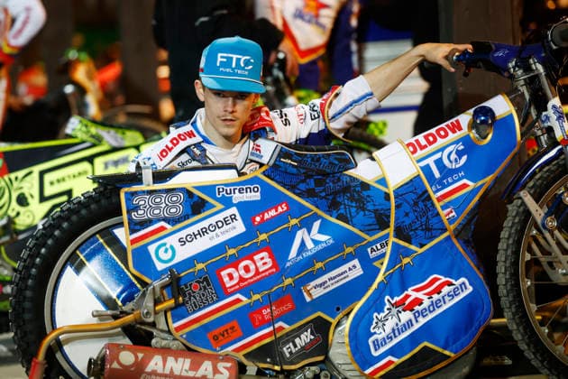 VÄSTERVIK, SWEDEN 20260922 Bastian Pedersen of the Dackarna leads the pack during Tuesday s decisive Swedish Speedway Championship final between Västervik and the Dackarna at Hejla Arena in Västervik VÄSTERVIK SWEDEN x60160x  Copyright: xStefanxJerrevang TTx SPEEDWAY SM-FINAL VÄSTERVIK-DACKARNA