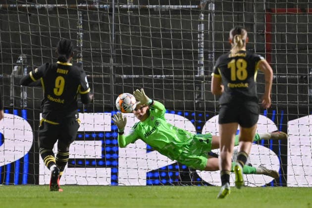 Ena MAHMUTOVIC, FCB goalkeeper, saves a penalty kick, Women s Champions League, group stage: FC Bayern Munich vs. Manchester City on September 22, 2026, at Sportpark Unterhaching