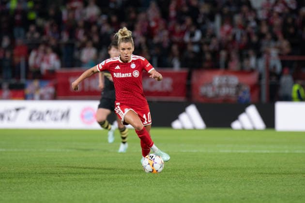 Linda Dallmann 10 FC Bayern in action during the UEFA Women s Champions League match between FC Bayern Munich and Manchester City on September 22, 2026, at uhlsport PARK in Unterhaching, Bavaria, Germany