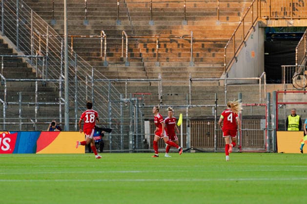 September 22, 2026, GER, Soccer, Women s, UEFA Women s Champions League, 2026–2027 Season, Matchday 1, FC Bayern Munich Women vs. Manchester City Giulia Gwinn (FC Bayern Munich 7) celebrates the 1–0 goal with Momoko Tanikawa (FC Bayern Munich 18) and Glodis Perla Viggosdottir (FC Bayern Munich 4) at Sportpark Unterhaching in Munich, Bavaria, Germany Copyright: xNordphoto Vux