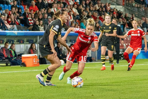 Soccer: UEFA Women s Champions League, Matchday 1, FC Bayern Munich Women vs. Manchester City Women s Football Club on September 22, 2026, at Sportpark Unterhaching in Munich, Germany, 2026–2027 season. Linda Dallmann (FC Bayern Munich), 10; Kerstin Casparij (Manchester City), 18. Munich, Sportpark Unterhaching, Germany Copyright: xPhilippxImhofx