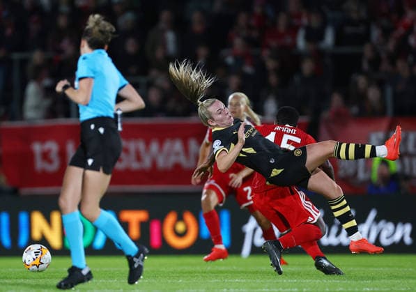 Football Women Uefa Champions League 2026 - 2027 Bayern Munchen vs Manchster City Hemp Lauren of Manchester City ( L ) and Amani Bernadette of Bayern Munich ( R ) fight for the ball during the Women Uefa Champions League 2026 - 2027 football match between Bayern Munchen and Manchester City at Sportpark Stadium in Unterhaching , Bayern , Germany . September 22th , 2026 Copyright: xDavidexEliasx