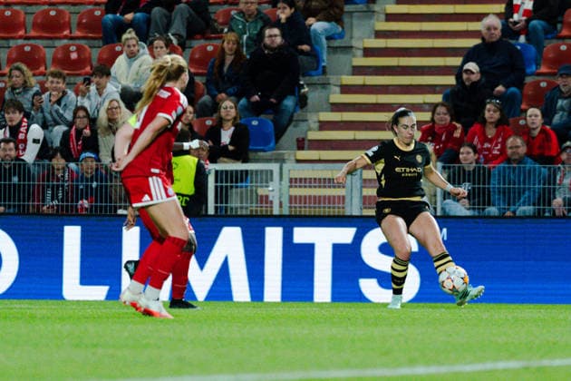 September 22, 2026, GER, Soccer, Women, UEFA Women s Champions League, 2026–2027 Season, Matchday 1, FC Bayern Munich Women vs. Manchester City: Carlotta Wamser (Manchester City, 37) in a tackle with Glodis Perla Viggosdottir (FC Bayern Munich, 4) at München Sportpark Unterhaching, Bavaria, Germany Copyright: xNordphoto Vux