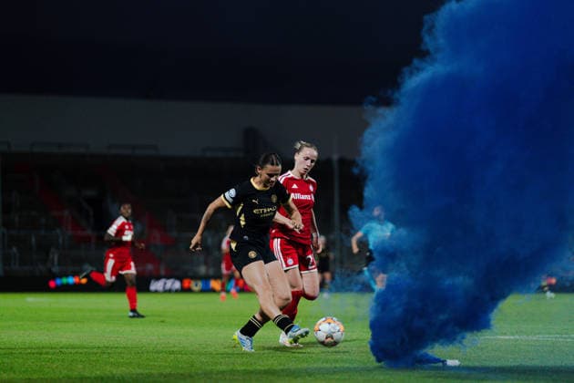 September 22, 2026, GER, Soccer, Women, UEFA Women s Champions League, 2026–2027 Season, Matchday 1, FC Bayern Munich Women vs. Manchester City; Franziska Kett, FC Bayern Munich No. 20, in a tackle; Munich, Sportpark Unterhaching, Bavaria, Germany Copyright: xNordphoto Vux