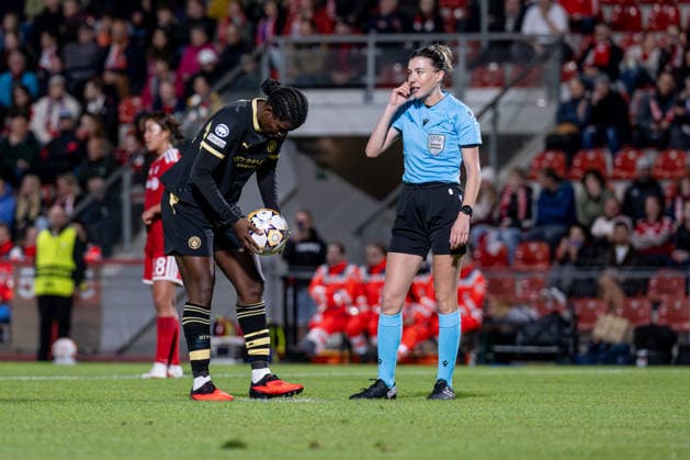 Jade Rose of Manchester City WFC, No. 04, positions the ball for a penalty kick; next to her is referee Olatz Rivera Olmedo (ESP GER), FC Bayern Munich Women vs. Manchester City WFC, UEFA Women’s Champions League, group stage, Matchday 1, 2026–2027 season, September 22, 2026. DFL and DFB regulations prohibit any use of photographs as image sequences and or quasi-video. Photo: HMB Media, Heike Feiner Copyright: HMBxMedia HeikexFeiner
