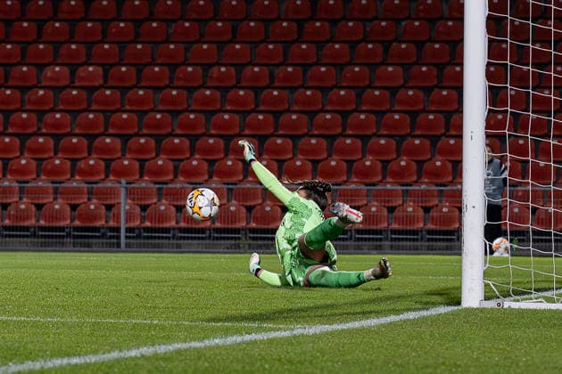 Ena Mahmutovic, goalkeeper for FC Bayern Munich Women, 01, saves the penalty kick by Jade Rose of Manchester City WFC, 04 (not shown), GER, FC Bayern Munich Women vs. Manchester City WFC, UEFA Women s Champions League, group stage, Matchday 1, 2026–2027 season, September 22, 2026. DFL and DFB regulations prohibit any use of photographs as image sequences and or quasi-video. Photo: HMB Media, Heike Feiner Copyright: HMBxMedia HeikexFeiner