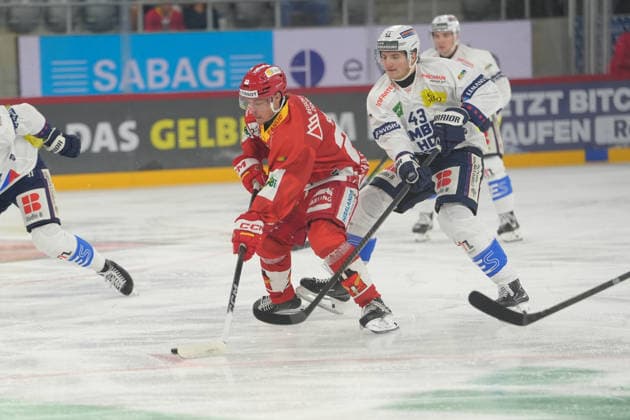 Biel Bienne, Switzerland - September 22: Tim Muggli (43 HCAP) against Mark Sever (23 EHCB) during the National League match between EHC Biel-Bienne and HC Ambri-Piotta at Tissot Arena on September 22, 2026 in Biel Bienne, Switzerland. Copyright: xKjetilxWaberx xSPPx Sportspressphoto_SPR237198