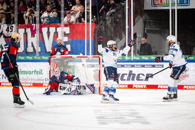 September 22, 2026 Ice Hockey Season 2026–2027 Penny DEL Nuremberg Ice Tigers Icetigers Adler Mannheim ThHa xthxhax Goal celebration, joy, Cheers Max Calce 39, Adler Mannheim, and Tom Kühnhackl Kuehnhackl 34, Adler Mannheim; sad, disappointed Evan Barratt 10, Nuremberg Ice Tigers, NIT; Niklas Treutle 31, Nuremberg Ice Tigers, NIT
